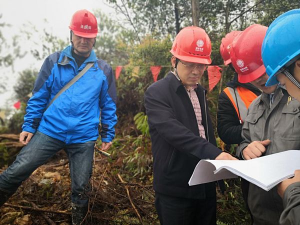 国网江西检修公司总经理伍小生一行莅临500kV孔安一二线跨越迁改工程视察指导工作