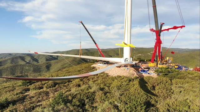 山西迎润迎泽区看山分散式风电项目首台风机吊装完成